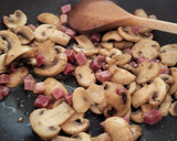 Foto del paso 3 de la receta: Hojaldre relleno de revuelto de champiñones con jamón y huevo
