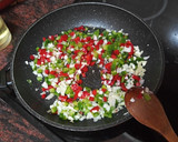 Foto del paso 3 de la receta: Pasta con boloñesa de salchicha con huevos fritos