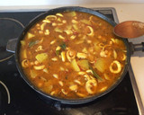 Foto del paso 5 de la receta: Calamares con garbanzos a la marinera