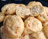Foto del paso 7 de la receta: Pancitos saborizados de cebolla, ají morrón y aceitunas