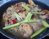 Hình bước làm 3 của món Giò heo kho sả ớt