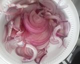 Foto del paso 3 de la receta: Ensalada de chayota / guatila / yota con cebolla morada.