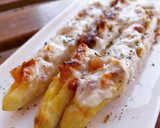 Foto del paso 9 de la receta: Espárragos blancos gratinados rellenos de panceta ibérica y nueces