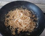 Foto del passaggio 4 della ricetta Spaghetti cremosi alle vongole