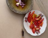 Foto langkah ke 1 dari resep Sambel Trasi Tomat Segar.