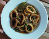 Foto del paso 9 de la receta: Cazuela de anillas de calamar estofadas con patata y guisantes