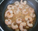 Foto del paso 3 de la receta: Espaguetis con gambas en un plis plas
