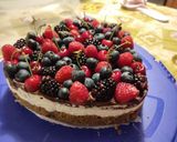 Foto del passaggio 7 della ricetta Cheesecake (fredda) al cioccolato e frutti di bosco