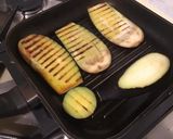 Une image de l'étape 3 de Aubergines grillées façon gâteau aux tomates, farce au chapon, pesto et emmental.