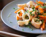 Foto del passaggio 8 della ricetta Anelli di calamari con carote e piselli, saltati in padella