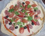 Foto del paso 2 de la receta: Pizza de jamón serrano, fuet, espinacas y tomate cherry