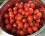 Une image de l'étape 1 de Tomates cerises à l'huile d'olive, ail, piments, thym et romarin.