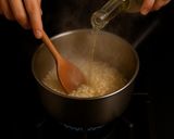 Foto del passaggio 3 della ricetta Risotto Blu con Spirulina e Agrumi