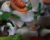 รูปขั้นตอนการทำที่ 2 ของ "ต้มยำกระดูกหมู&เห็ดนางฟ้าภูฐาน" 🍖🍄🌶