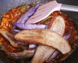 Foto langkah ke 6 dari resep Semur Terong Pedas Ayam Cincang.