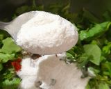 A picture of step 2 of Palak pakoda.