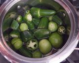 Foto del paso 4 de la receta: Pollo rostizado en salsa de tomates verdes y jalapeños