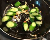 Foto langkah ke 3 dari resep Tumis Mentimun Cumi rasa Miso.