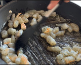 Foto del paso 3 de la receta Pasta con langostinos y salsa de leche de coco