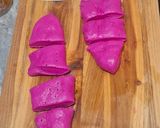 Foto langkah ke 3 dari resep Roti Sobek Buah Naga.