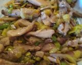 Foto del paso 1 de la receta Sartén de arroz con pollo, setas y alcachofas