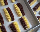 Foto langkah ke 5 dari resep Kue semprit 2 warna.