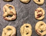Sonkás-sajtos perecek recept fázis 3 fotója