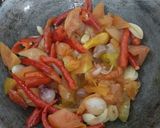 Foto langkah ke 2 dari resep Sambel goreng tomat.