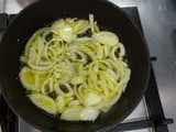 Berenjena con cebolla pochada adornada con menta y sésamo
