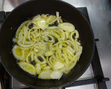 Foto del paso 2 de la receta: Berenjena con cebolla pochada adornada con menta y sésamo