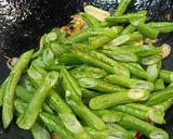Gambar langkah 2 resipi Kacang panjang goreng taugeh.