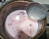 Foto langkah ke 2 dari resep Puding Strawberry Simple.