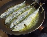 Foto langkah ke 3 dari resep Ikan Salem Goreng Bumbu Dasar Kuning.
