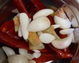 A picture of step 1 of Chatpati tamatar chutney.