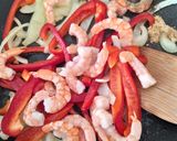 Une image de l'étape 2 de Nouilles sautés aux crevettes.