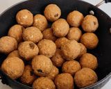 A picture of step 6 of Gond besan makana ladu.