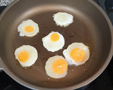 Foto del paso 2 de la receta: Mini huevos de un huevo