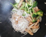 Foto del paso 6 de la receta: Fideos salteados con pollo y brócoli