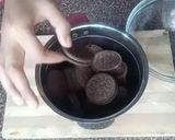 A picture of step 1 of Oreo biscuit cake.