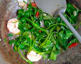 Foto langkah ke 3 dari resep 41. Tumis Kangkung Udang.
