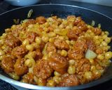 Foto del paso 5 de la receta: Garbanzos fritos con longaniza y cebollas con arroz basmati