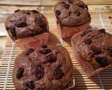 Foto langkah ke 6 dari resep Banana choco raisin cupcake.