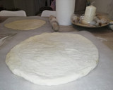 Foto del paso 2 de la receta: Pizza casera esponjosa de peperoni