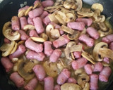 Foto del paso 3 de la receta: Saltenada de salchichas frescas con bacon y champiñón