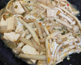 Foto langkah ke 4 dari resep Tumis Jamur Tahu Telur.