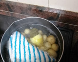 Foto del paso 4 de la receta: Hígado adobado a la plancha con papas arrugas