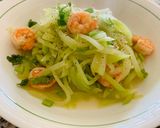 Hình bước làm 2 của món Su hào xào tôm 🍤