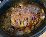 Egészben sült birkacomb, sörös hagymaágyon recept fázis 6 fotója