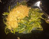 Foto langkah ke 6 dari resep Tumis kangkung campur.