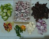 Foto langkah ke 2 dari resep Tumis Cumi Belimbing Wuluh.